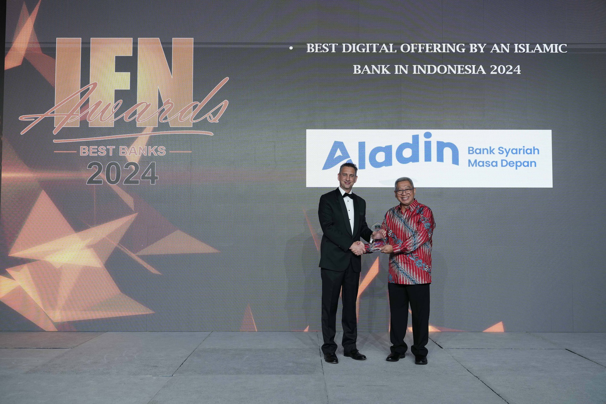 Bank Aladin Syariah Raih “IFN Best Digital Offering by an Islamic Bank in Indonesia  2024” di Dubai