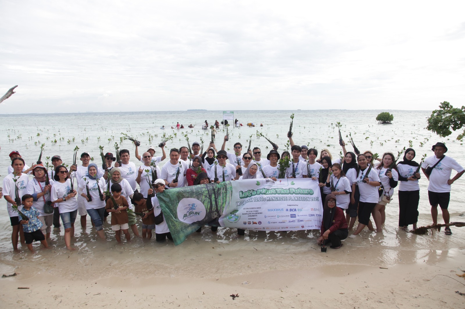 Pulihkan Ekosistem Pesisir, Bank Aladin Syariah bersama Infobank Media Group Tanam 10.000 Mangrove di Pulau Pari