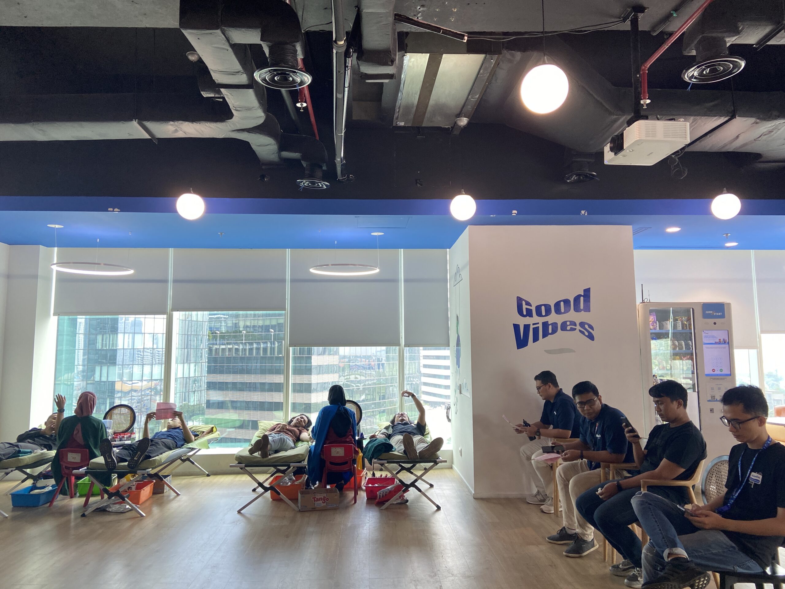 Aksi Donor Darah Karyawan Bank Aladin Syariah: “Donate Blood, Save Lives”