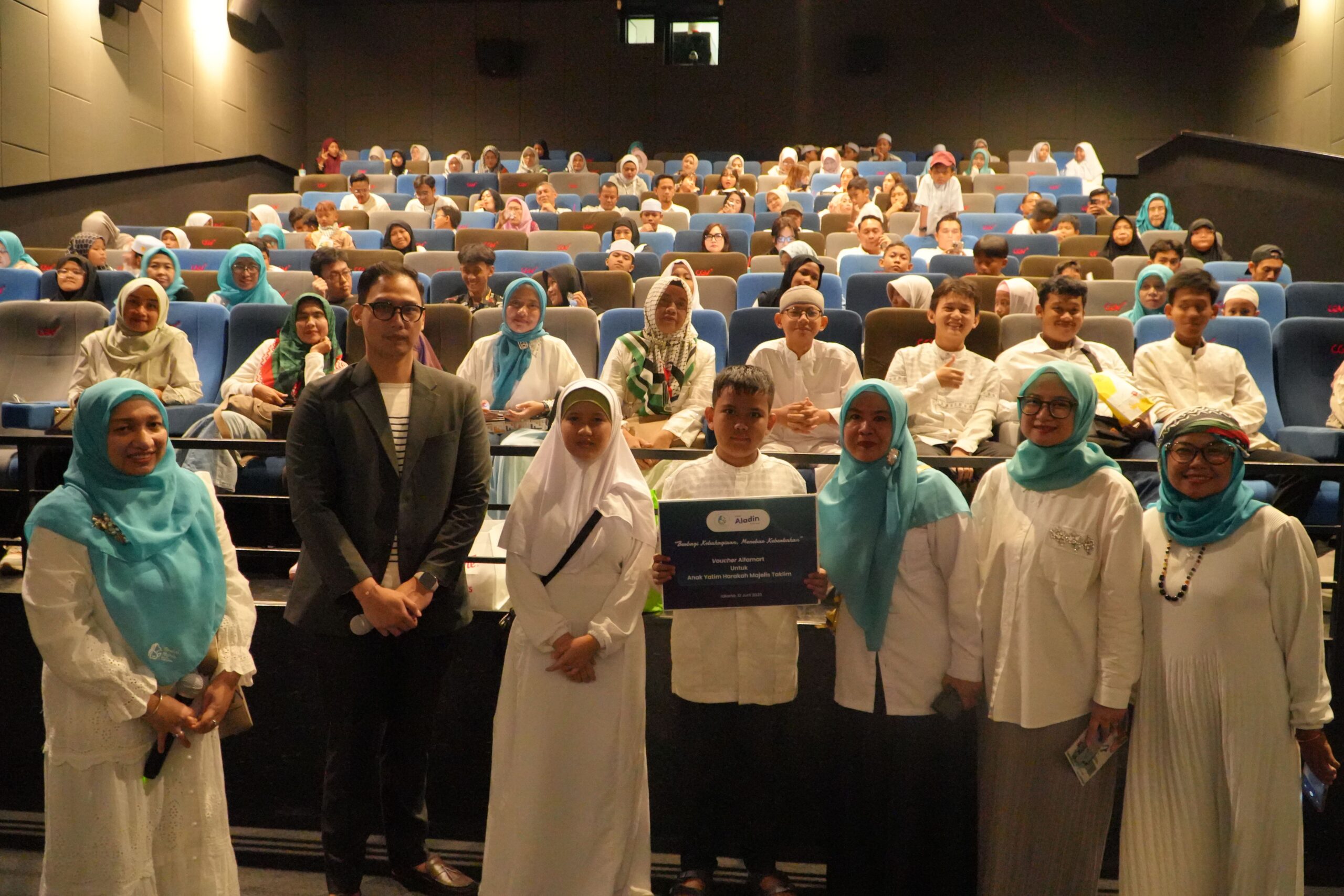 Bank Aladin Syariah Ajak Anak Yatim Nonton Bersama dan Berbagi Santunan