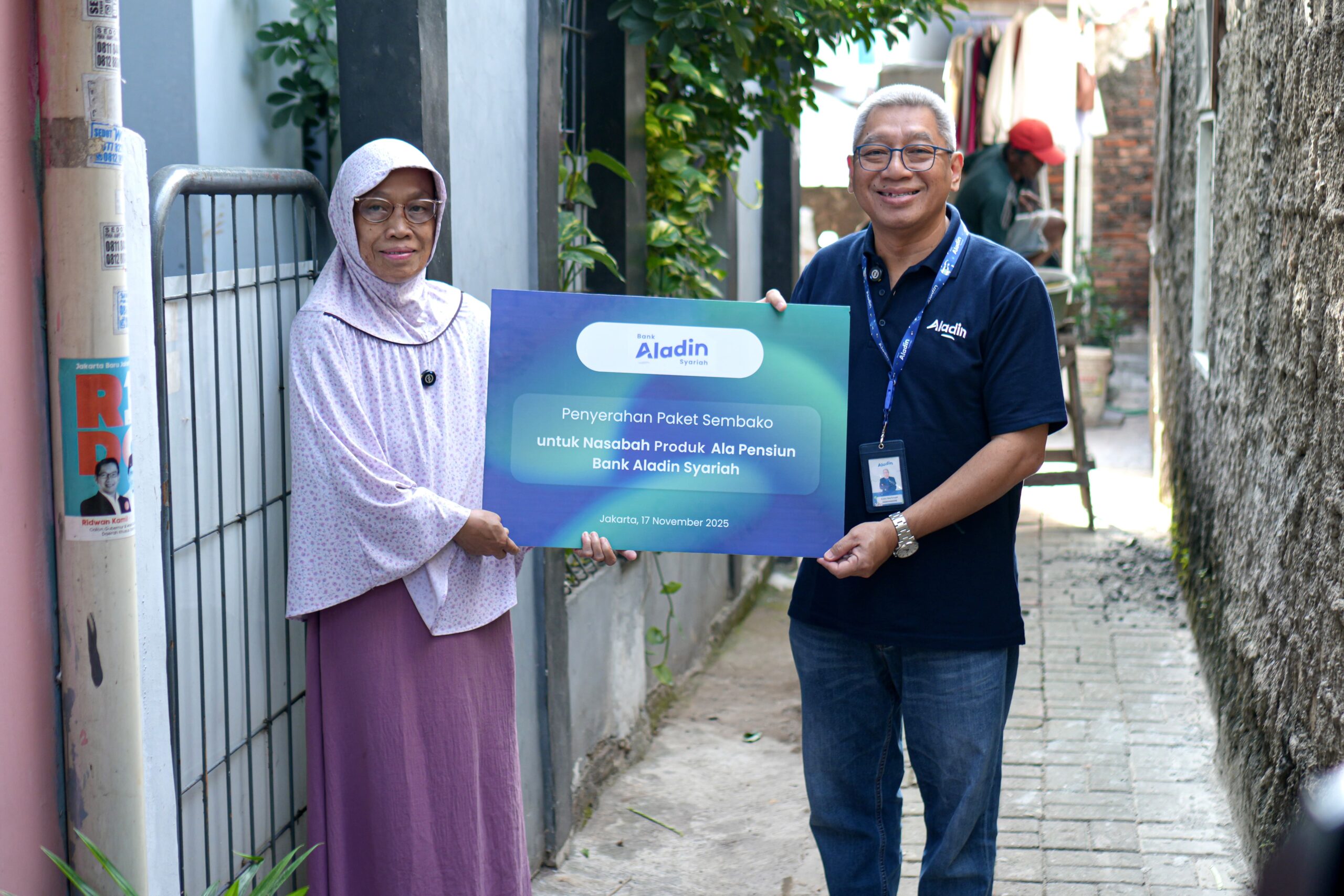 Bank Aladin Syariah Memberikan Sembako untuk Menyapa Nasabah Ala Pensiun Lebih Dekat